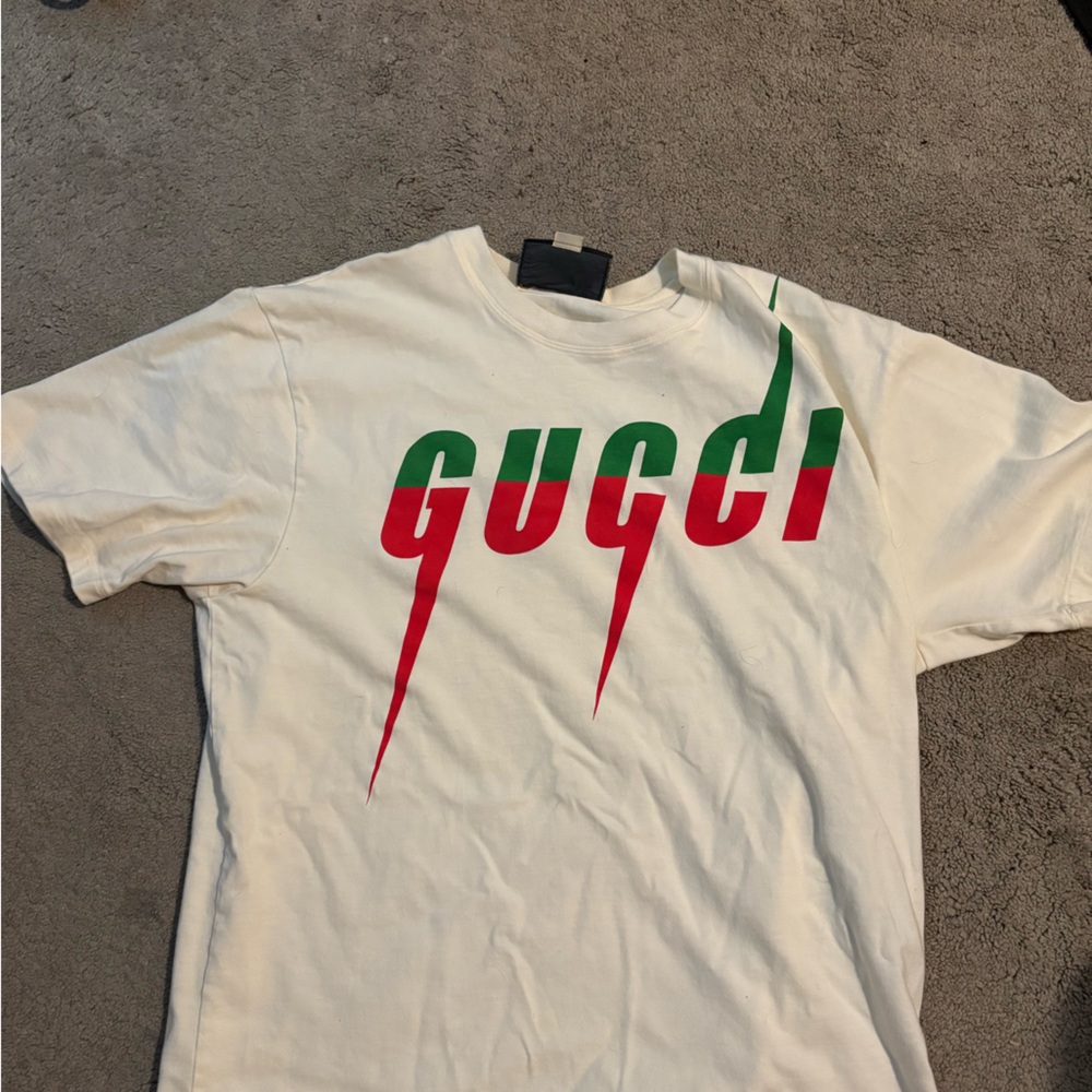 Gucci Men's Cream Tee with Red and Green Graphic